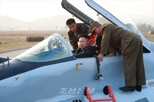 김정은원수님께서 조선인민군 항공 및 반항공군 전투비행사들의 검열비행훈련을 지도하시였다.(조선중앙통신)