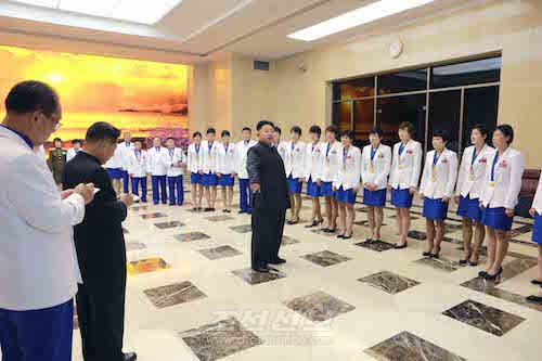 김정은원수님께서 제17차 아시아경기대회와 세계선수권대회들에서 금메달을 쟁취한 선수들과 감독들을 만나시였다.(조선중앙통신)