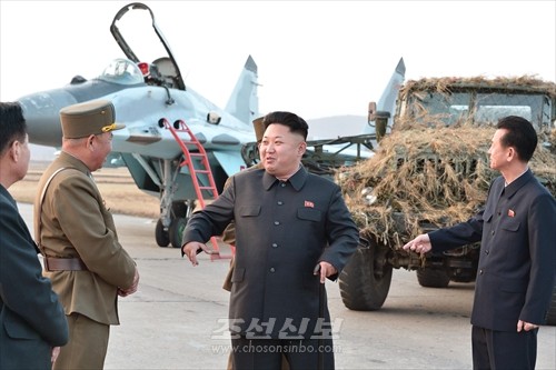 김정은원수님께서 조선인민군 항공 및 반항공군 전투비행사들의 검열비행훈련을 지도하시였다.(조선중앙통신)