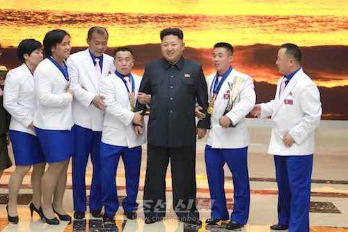 김정은원수님께서 제17차 아시아경기대회와 세계선수권대회들에서 금메달을 쟁취한 선수들과 감독들을 만나시였다.(조선중앙통신)