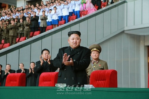 김정은원수님께서 평양시민들과 함께 새로 개건된 5월1일경기장에서 녀자축구경기를 관람하시였다.(조선중앙통신)