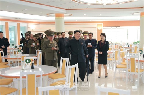 김정은원수님께서 새로 건설한 군인식당을 현지지도하시였다.(조선중앙통신)
