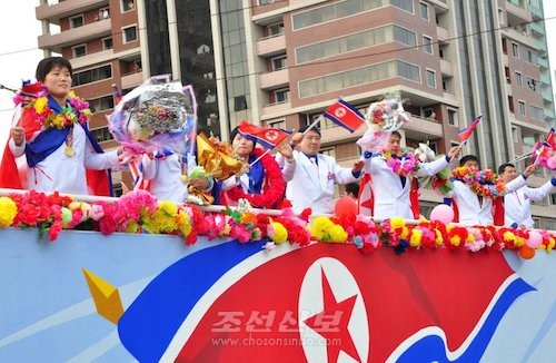 열광적인 환영을 받은 녀자축구선수들(사진 김리영기자)