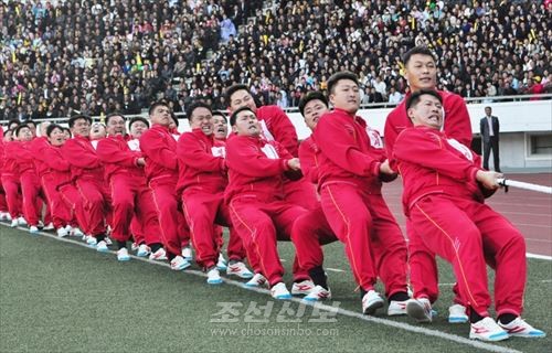 전국도대항군중체육대회-14 바줄당기기결승경기에 림한 평양시선수들 