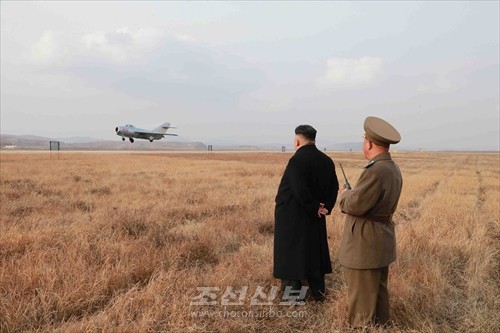 김정은원수님께서 조선인민군 항공 및 반항공군녀성추격기비행사들의 비행훈련을 지도하였다.(조선중앙통신)