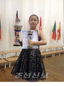 특등컵과 1등컵을 수여받은 한일영학생(조선중앙통신)