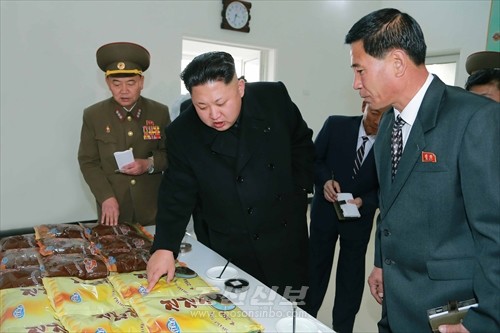 김정은원수님께서 현대화가 최상의 수준에서 실현된 조선인민군 제534군부대관하 종합식료가공공장을 현지지도하시였다.(조선중앙통신)