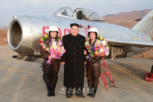 김정은원수님께서 조선인민군 항공 및 반항공군녀성추격기비행사들의 비행훈련을 지도하였다.(조선중앙통신)