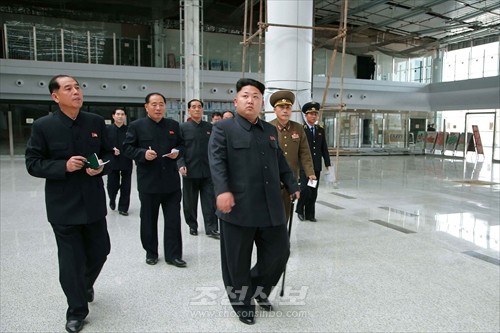 김정은원수님께서 평양국제비행장건설장을 현지지도하시였다.(조선중앙통신)