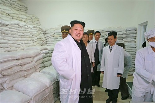 김정은원수님께서 현대화가 최상의 수준에서 실현된 조선인민군 제534군부대관하 종합식료가공공장을 현지지도하시였다.(조선중앙통신)