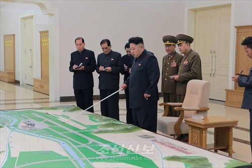 김정은원수님께서 평양국제비행장건설장을 현지지도하시였다.(조선중앙통신)