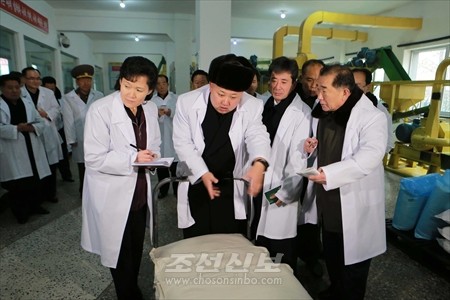 김정은원수님께서 평양어린이식료품공장을 현지지도하시였다.(조선중앙통신)