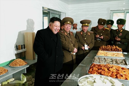 김정은원수님께서 새 년도 전투정치훈련에 진입한 조선인민군 제963군부대직속 포병중대를 시찰하시였다.(조선중앙통신)