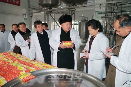 김정은원수님께서 평양어린이식료품공장을 현지지도하시였다.(조선중앙통신)