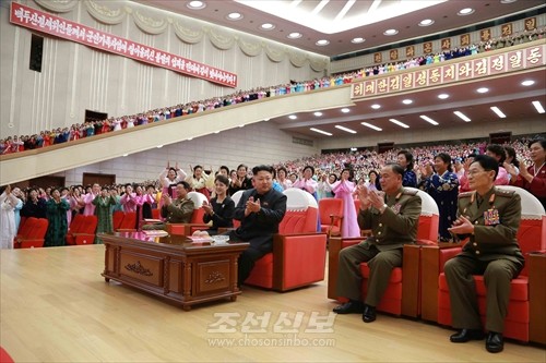 김정은원수님께서 조선인민군 제2차 군인가족열성자대회 참가자들과 함께 군인가족예술소조 종합공연을 관람하시였다.(조선중앙통신)