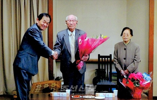 정준수고문(가운데)을 축하하는 김학복본부위원장