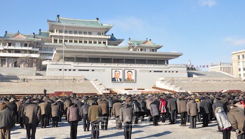 12시, 김일성주석님과 김정일장군님의 태양상을 우러러 인사를 올리는 각계층 근로자들과 청소년학생들(사진 김리영기자)