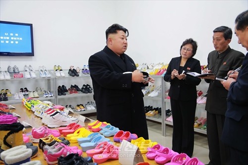 김정은원수님께서 류원신발공장을 현지지도하시였다.(조선중앙통신)