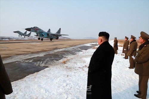 김정은원수님께서 조선인민군 항공 및 반항공군 근위 제1항공 및 반항공사단관하 추격기, 폭격기련대들의 비행전투훈련을 지도하시였다.(조선중앙통신)