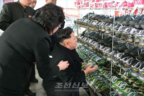 김정은원수님께서 류원신발공장을 현지지도하시였다.(조선중앙통신)