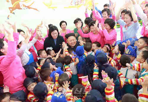 김정은원수님께서 평양육아원, 애육원을 찾으시고 새해를 맞이하는 원아들을 축복해주시였다.(조선중앙통신)