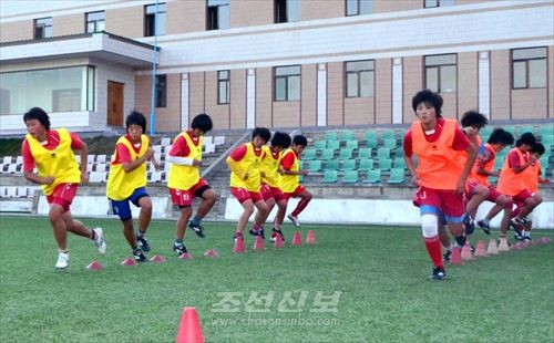 훈련에 박차를 가하는 평양체육단의 녀자축구선수들 (조선중앙통신)