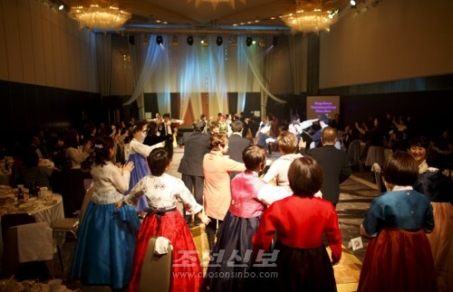 효고가무단 후원회결성기념 《디너쇼》에서　흥에 겨워 춤판을 벌리는 참가자들