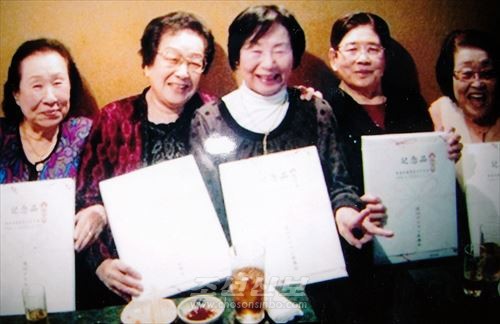 제9차 총회에서는 건강체조교실에 열성적으로 참가한 동포들에게 선물이 전달되였다.