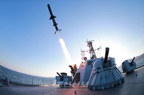 김정은원수님께서 최첨단수준에서 개발된 신형반함선로케트시험발사를 보아주시였다.(조선중앙통신)