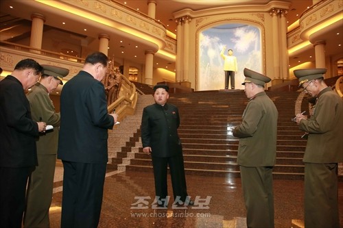 김정은원수님께서 조국해방전쟁승리기념관에 새로 꾸린 근위부대관을 돌아보시였다.(조선중앙통신)