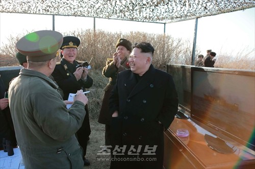 김정은원수님께서 최첨단수준에서 개발된 신형반함선로케트시험발사를 보아주시였다.(조선중앙통신)