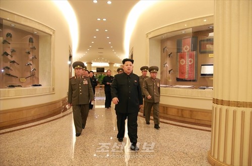 김정은원수님께서 조국해방전쟁승리기념관에 새로 꾸린 근위부대관을 돌아보시였다.(조선중앙통신)