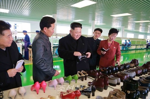 김정은원수님께서 새 세기의 요구에 맞게 훌륭히 개건된 원산구두공장을 현지지도하시였다.(조선중앙통신)
