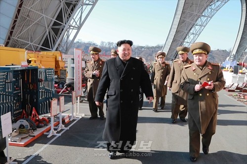 김정은원수님께서 인민무력부 기공구전시회장을 돌아보시였다.(조선중앙통신)