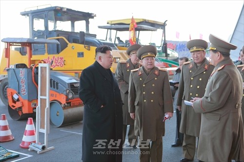 김정은원수님께서 인민무력부 기공구전시회장을 돌아보시였다.(조선중앙통신)
