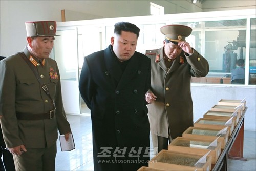 김정은원수님께서 인민군대에서 새로 건설한 어분사료공장을 현지지도하시였다.(조선중앙통신)