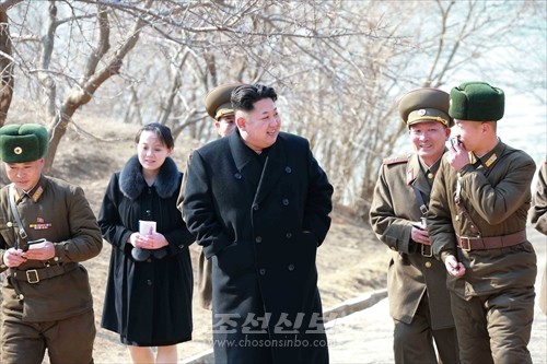김정은원수님께서 동해안전방초소를 지키고있는 신도방어중대를 시찰하시였다.(조선중앙통신)