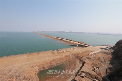 김정은원수님께서 금산포젓갈가공공장과 금산포수산사업소건설장을 현지지도하시였다.(조선중앙통신)