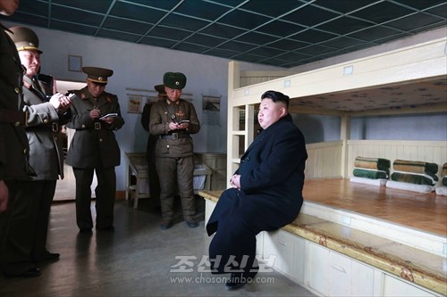 김정은원수님께서 동해안전방초소를 지키고있는 신도방어중대를 시찰하시였다.(조선중앙통신)