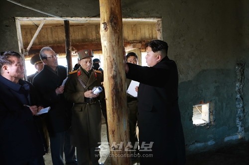 김정은원수님께서 평양시양로원건설장을 현지지도하시였다.(조선중앙통신)