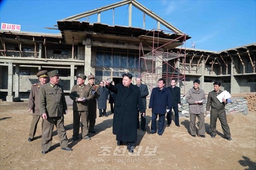 김정은원수님께서 평양시양로원건설장을 현지지도하시였다.(조선중앙통신)