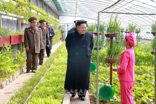 김정은원수님께서 오중흡7련대칭호를 수여받은 조선인민군 항공 및 반항공군 제1016군부대를 시찰하시였다.(조선중앙통신)