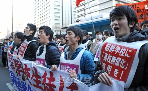 약 1,000명의 참가밑에 문과성앞에서 진행된 항의행동(20일)