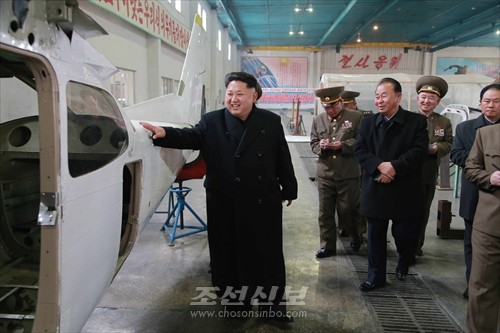 김정은원수님께서 전동렬동무가 사업하는 기계공장을 현지지도하시였다.(조선중앙통신)