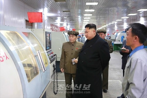 김정은원수님께서 평양약전기계공장을 현지지도하시였다.(조선중앙통신)