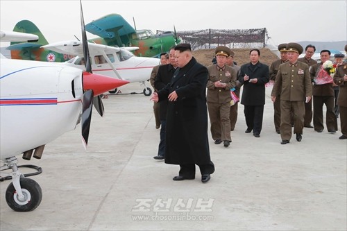 김정은원수님께서 전동렬동무가 사업하는 기계공장을 현지지도하시였다.(조선중앙통신)