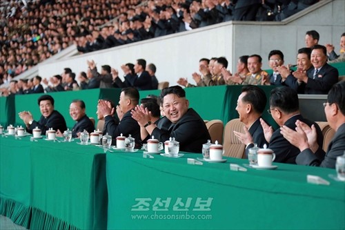 김정은원수님께서 만경대상체육경기대회 남자축구 선봉팀과 홰불팀사이의 경기를 관람하시였다.(조선중앙통신)