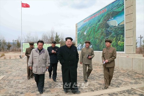 김정은원수님께서 백두산선군청년발전소건설장을 현지지도하시였다.(조선중앙통신)