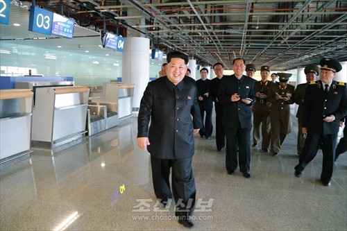 김정은원수님께서 완공단계에 이른 평양국제비행장 2항공역사건설장을 현지지도하시였다.(조선중앙통신)