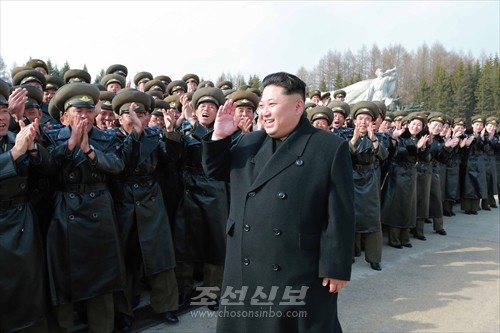 김정은원수님께서 조선인민군 전투비행사 백두산지구 혁명전적지답사행군대성원들을 만나시고 고무격려하시였다.(조선중앙통신)
